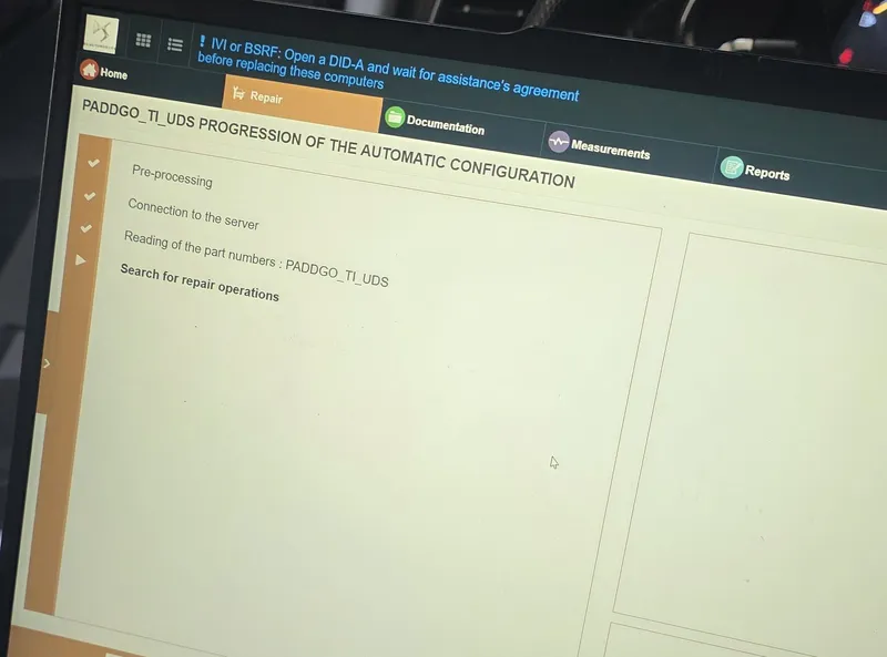 Oryginalne oprogramowanie serwisowe producenta w trakcie automatycznej konfiguracji: połączenie z serwerem i odczyt numerów części zaliczone, procedura na etapie wyszukiwania operacji naprawczych. To ten sam moment, w którym standardowa ścieżka kończyła się błędem.